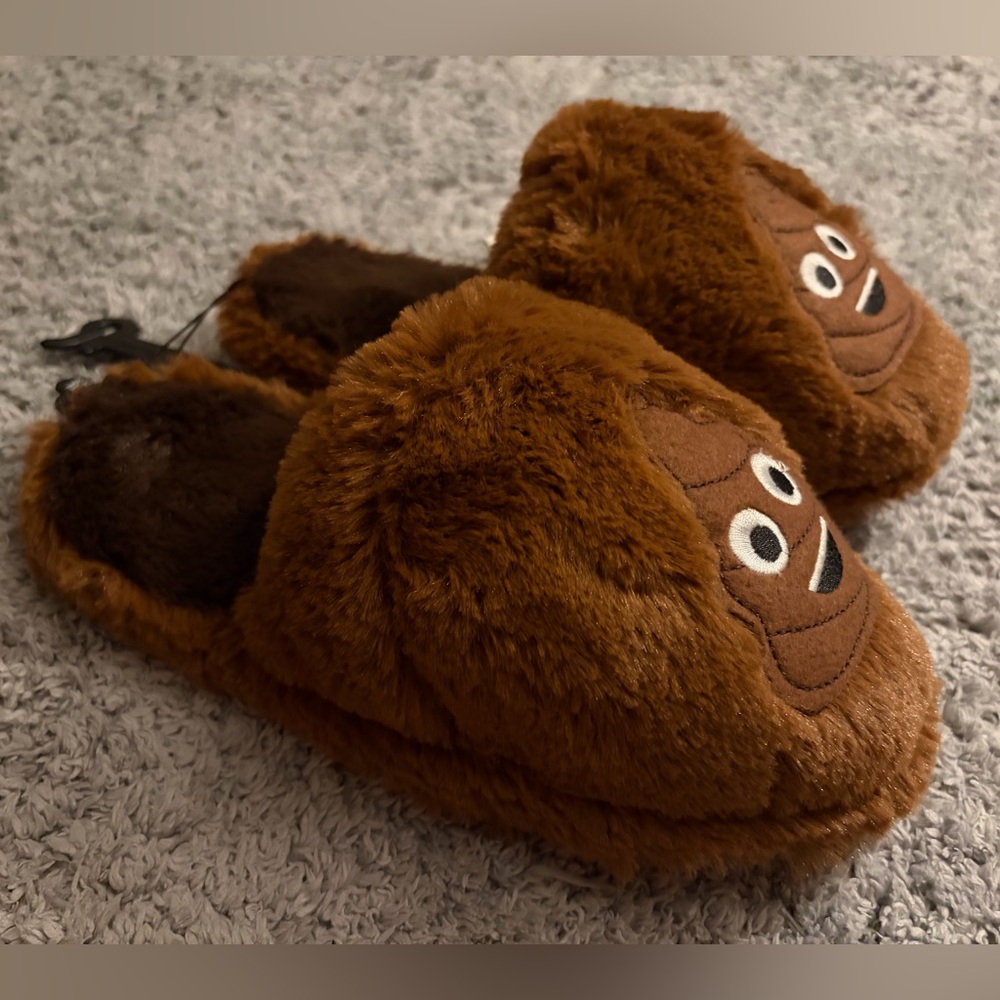 NWT•Girls’ 💩 Emoji Slippers | Size XL (4-5)